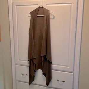 High low sweater vest. Perfect for fall. Worn once.